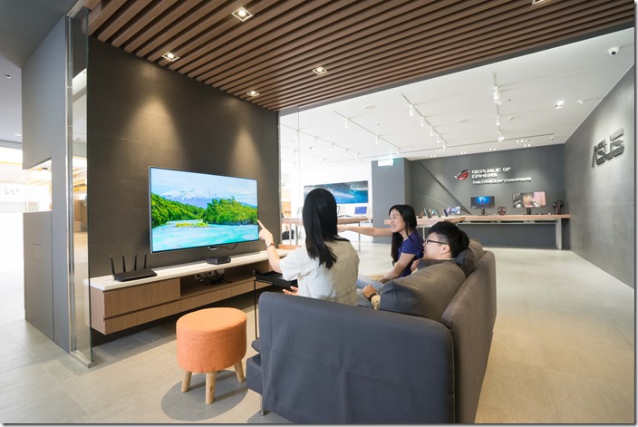 ASUS體驗店中規劃不同主題體驗區，將科技產品自然融入生活、居家環境，成為個人或家庭最美、最時尚的配件