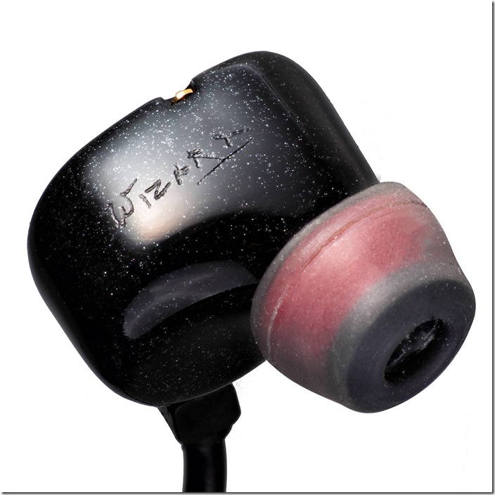 NOBLE KAISER 10U旗艦級耳機上刻有創辦人「Wizard」簽名