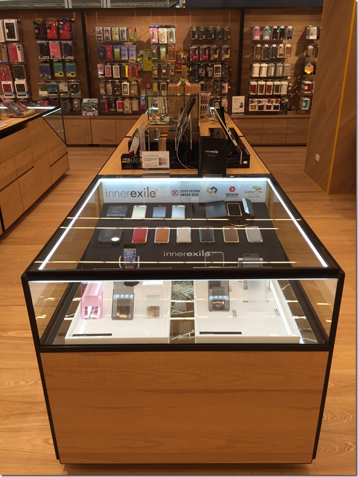 圖說一 台灣蘋果配件品牌 innerexile 在三創二樓女性配件展售區，特別設置品牌專櫃。