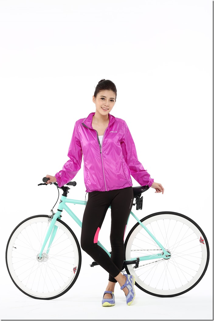 Grace吳采臻熱愛戶外騎單車，表示MERRELL水陸鞋款透氣快乾的特性讓她一整天都能保持透涼舒適!