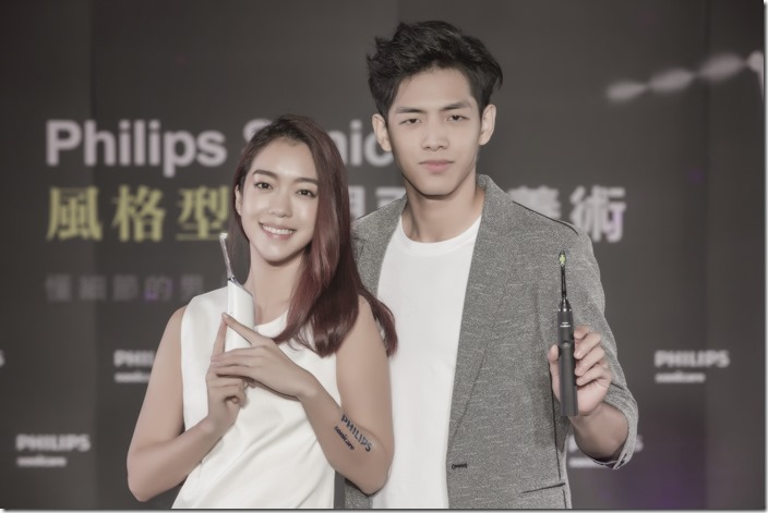 【新聞照片】飛利浦Sonicare力推型男門面保養術，最心三重微爆噴射牙線機搭配音波震動牙刷，每日早晚三分鐘保養笑容