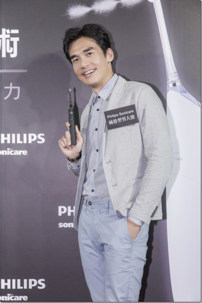 【新聞照片三】楊一展用「飛利浦Sonicare鑽石靚白音波震動牙刷」保養關鍵細節展質感