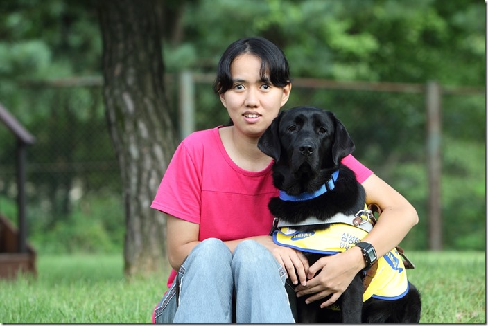 台灣25歲的視障朋友黃靖茹跨海與導盲犬Tamra配對成功