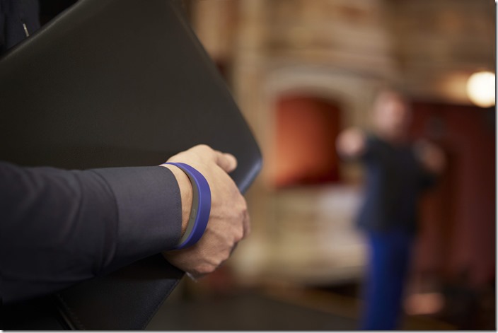 圖6_透過微幅震動與RGB LED燈，確保電話、訊息、電子郵件、社群通知絕不錯過。