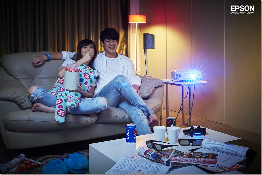 新聞照片1：Epson於今(10)推出新一代家庭劇院EH-TW5300家庭娛樂幸福機，超值價位配備劇院影音高規格，帶給全民最優質的娛樂投影視界。