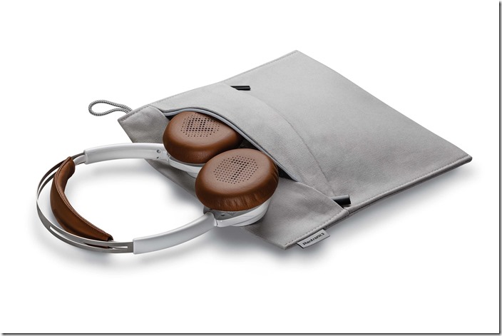 【新聞稿圖片1】Plantronics BackBeat SENSE 可輕易平折並放至隨附的時尚耳機袋中便於攜帶以減少收納空間