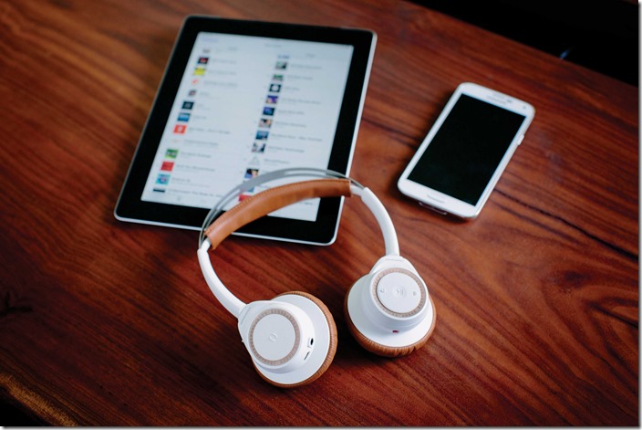 【新聞稿圖片3】Plantronics BackBeat SENSE 可同時與兩台藍牙裝置進行配對，智慧感應技術將會自動選擇並切換連接設備的來電...