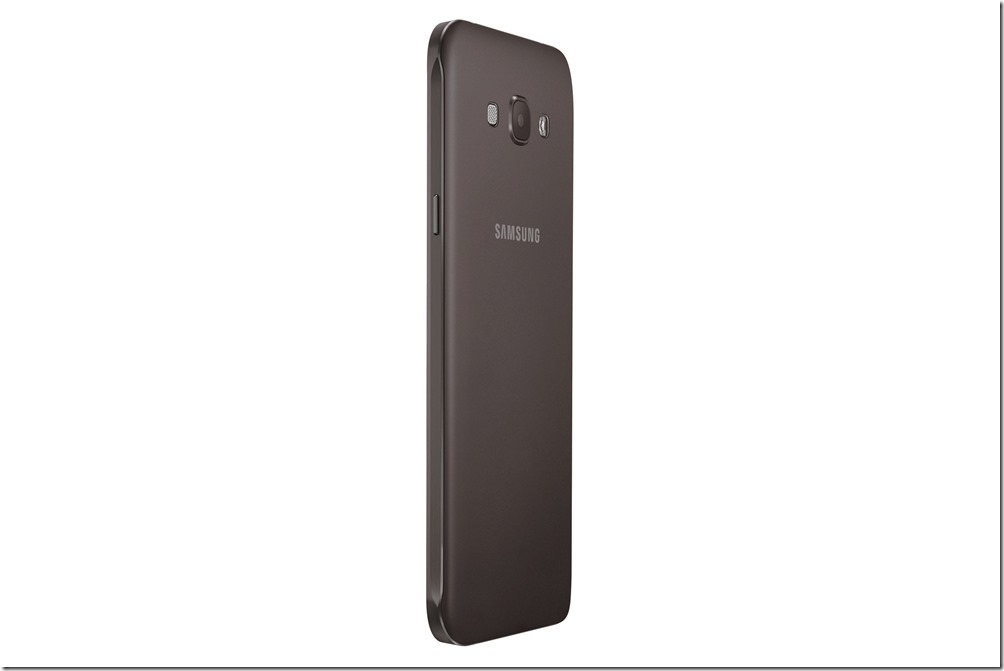 Galaxy A8採用全金屬質感設計，5.7吋Full HD sAMOLED 高彩度顯示螢幕，搭配2.5mm極窄邊框及極致輕薄的5.9mm機身，超薄完美設計輕巧時尚，一手掌握！