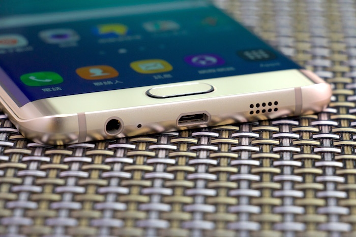 耳機口、USB、喇叭