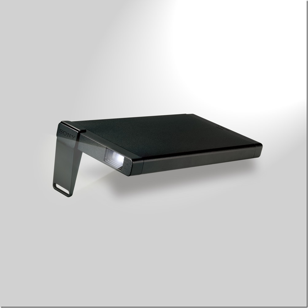 圖1)Sony MP-CL1行動微型投影機輕巧便攜，能近距離投射影像，更可投射達 120 吋畫面，隨處感受影像更加放大的便利與樂趣。