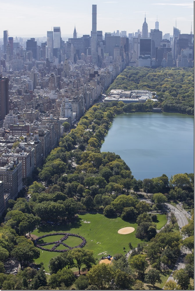 英國傳奇樂團「披頭四」成員約翰藍儂75歲冥誕吸引超過2,000名粉絲出席紀念活動，於紐約中央公園以人排列出象徵人類和平的標誌。