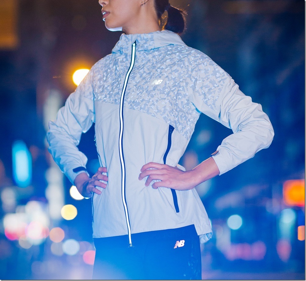 New Balance急速光影鞋衣全系列採黑灰白為主色，並於鞋面、風衣、及緊身褲上鋪陳大量以城市剪影為靈感的幾何TPU反光圖驣