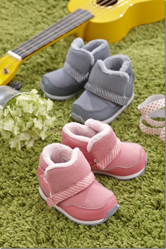 New Balance4 Love系列嬰幼兒專用鞋FB996，不論是屬於女孩的粉嫩元素或適合男孩的帥氣風格，都是於歲末時分的最佳搭配