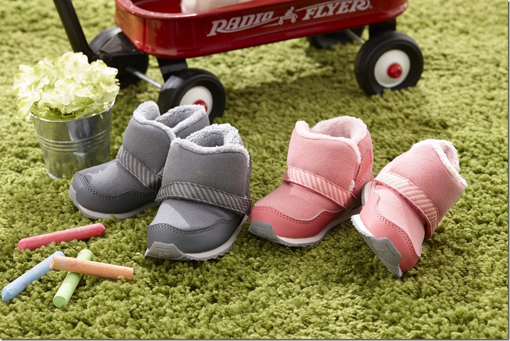 New Balance推出4 Love系列嬰幼兒專用鞋FB996，以冬季限定高筒靴打造充滿童趣的節慶時尚