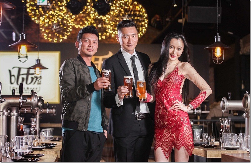 由左至右為bEEru設計總監 Jagger、專業精釀啤酒師 Dennis、bEEru形象總監 Eva於店內合影(圖片提供：bEEru啤調客)