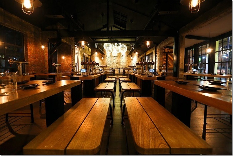 bEEru啤調客採用大量磚牆呈現原始的工業年代，突顯無法複製的個性風貌。(圖片提供：bEEru啤調客)