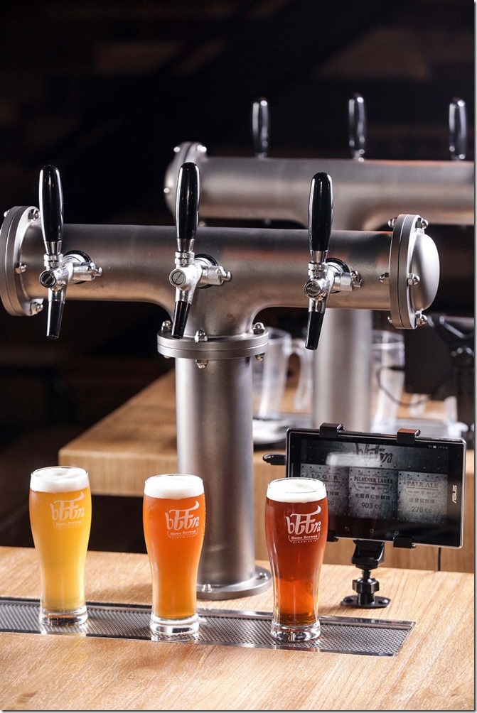 bEEru啤調客首創以cc數啤酒計價流量系統，每桌配備店內三款熱銷精釀啤酒機。(圖片提供：bEEru啤調客) (1)