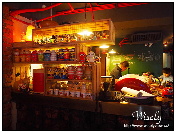 【食記】台北中山。捷運松江南京站：TankQ Café & Bar＠美式工業風裝潢、手提箱餐點 & 動漫卡通公仔