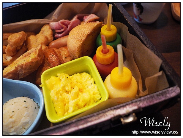 【食記】台北中山。捷運松江南京站：TankQ Café & Bar＠美式工業風裝潢、手提箱餐點 & 動漫卡通公仔