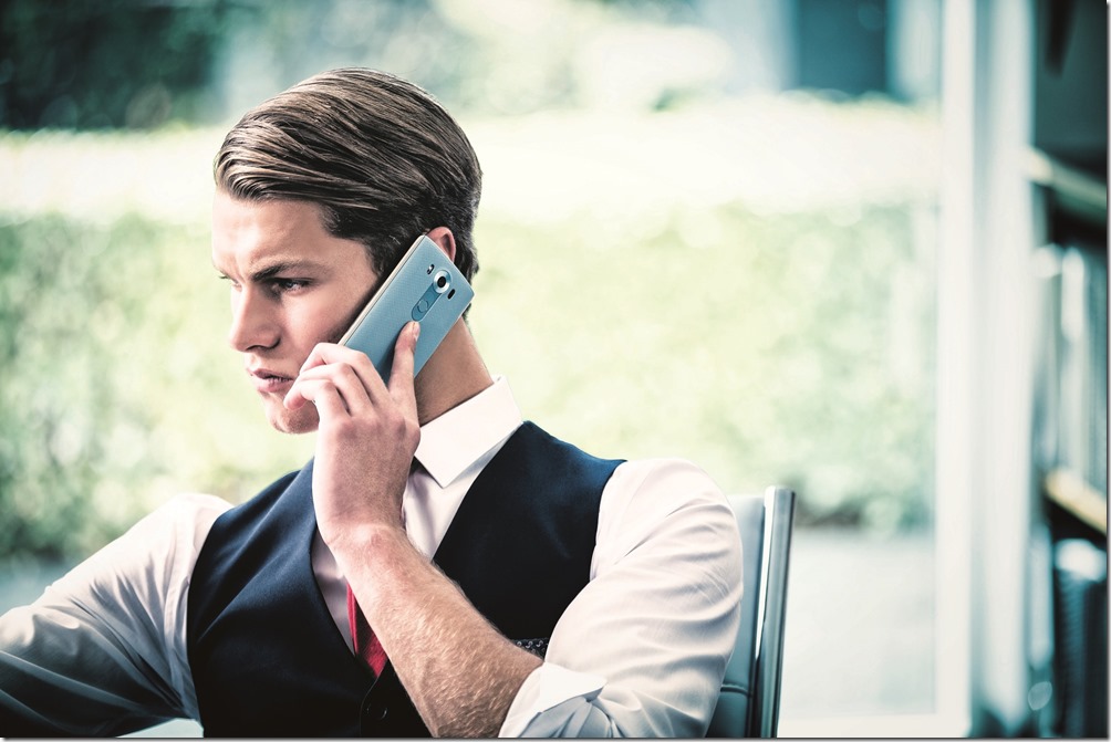 史上最強攝錄旗艦LG V10新色再出擊！為提供消費者更多「出色」的新選擇，LG推出春節新色「湖光藍」，為歲末年終的忙碌生活，帶來最療癒的心情。 (1)