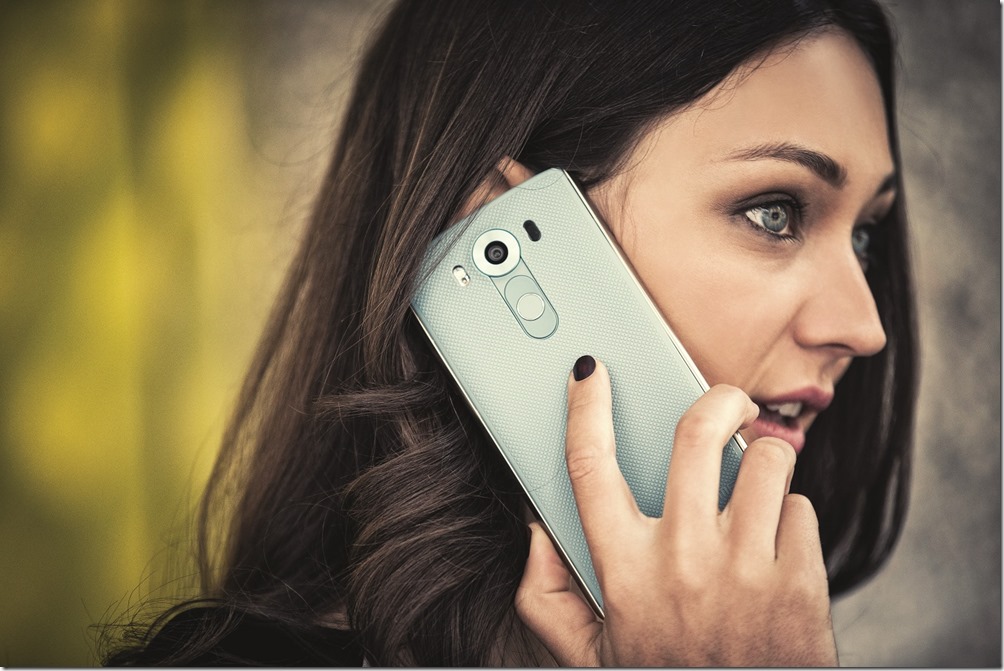 LG V10在外觀設計上具有不凡的質感與品味，典雅的機身更擁有堅韌耐用的特性，為提供消費者多元的色系，在春節來臨之前，推出療癒新色「湖光藍」。