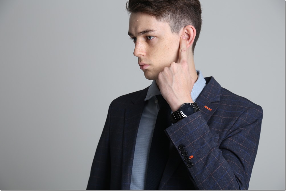 TipTalk是一項全新使用體驗的通訊技術，使用者只要將手指放在耳朵旁，就可清晰聽到來自智慧裝置的聲音