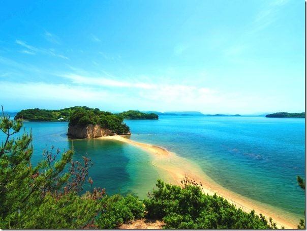 圖2：相傳情侶在沙道正中央牽手的話，彼此就能締結連理