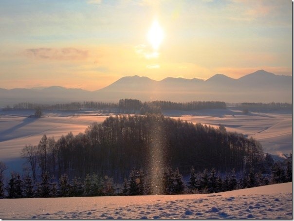 圖4：六角形的冰晶形成如夢似幻的美麗光柱，稱之為太陽柱現象