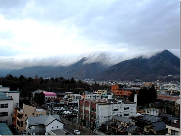 圖8：上田市可看見雲層飄流而出的景象