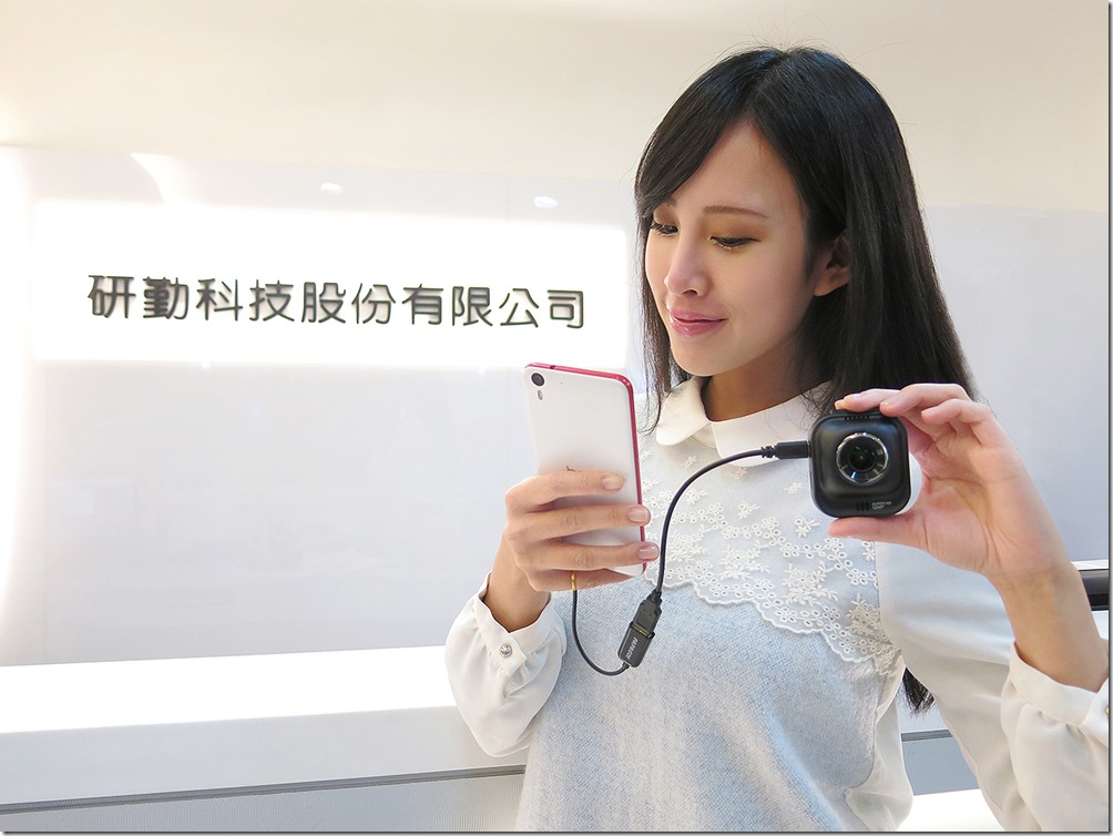 PAPAGO!首度推出結合行車記錄器的OTG傳輸系統。