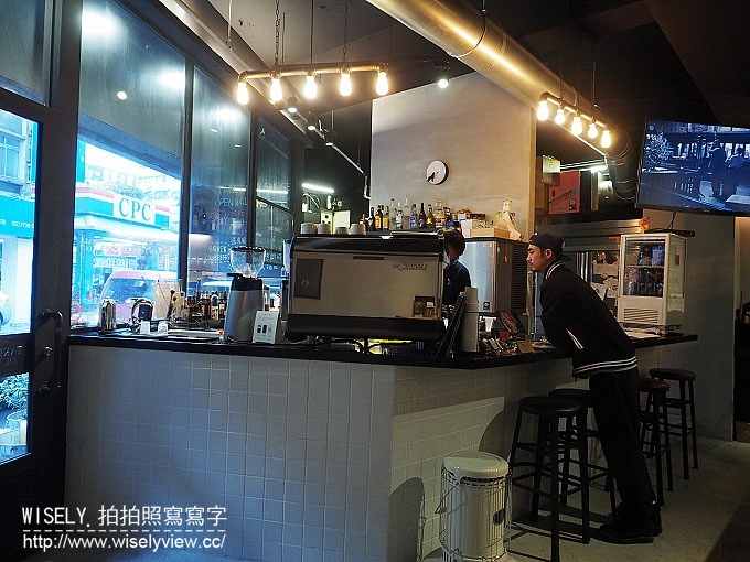 【食記】台北大安。捷運六張犁站：通化街夜市美食＠Take Out Burger & Café～美式漢堡