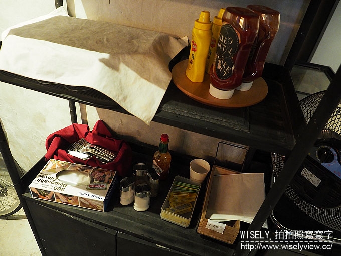 【食記】台北大安。捷運六張犁站：通化街夜市美食＠Take Out Burger & Café～美式漢堡