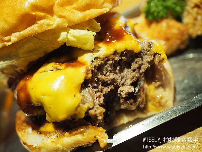 【食記】台北大安。捷運六張犁站：通化街夜市美食＠Take Out Burger & Café～美式漢堡
