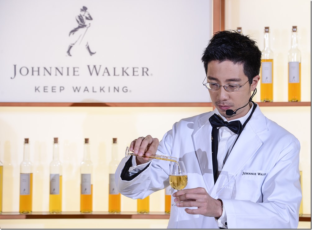 3_莊東杰指揮著調和實驗袍進行威士忌調和實驗