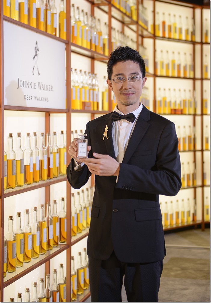 5_莊東杰指揮於JOHNNIE WALKER調和實驗室親自調製專屬威士忌