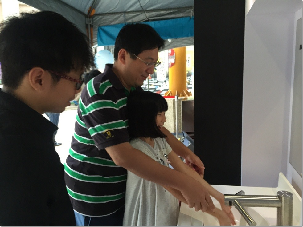 家長與小朋友使用戴森airblade水龍頭式乾手機，一同守護手部衛生，預防流感