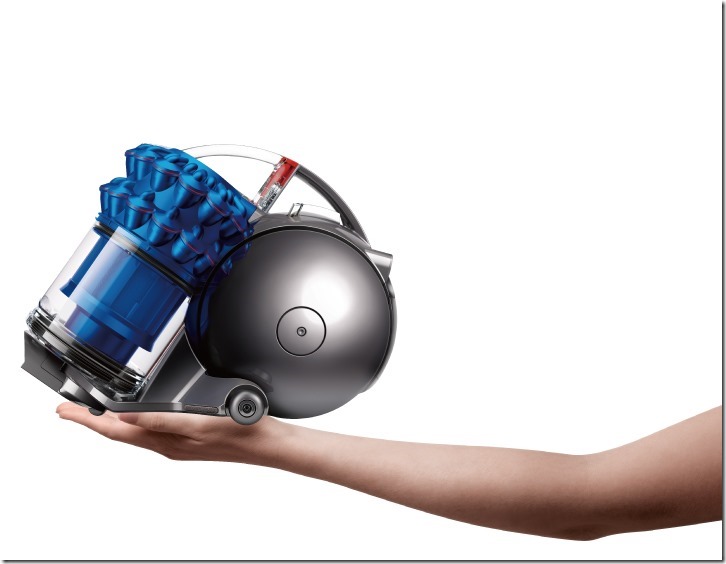 Dyson Ball Fluffy雙層氣旋吸塵器體積小巧，僅2.7公斤。圖為寶藍色機型。