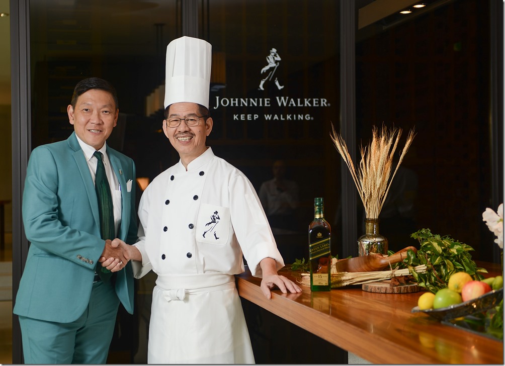 JOHNNIE WALKER與米其林雙星主廚鄭錦富進行跨界調和實驗 - (左)帝亞吉歐資深品牌大使黃毓禮  (右)鄭錦富