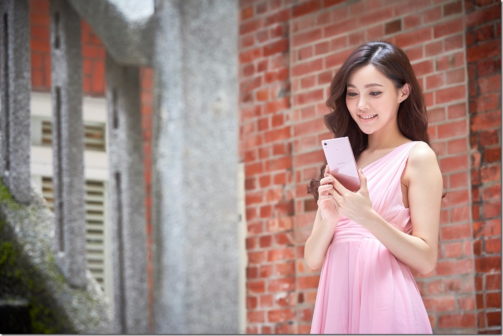 圖3_Xperia Z5 Premium 玫瑰石英粉 情境照