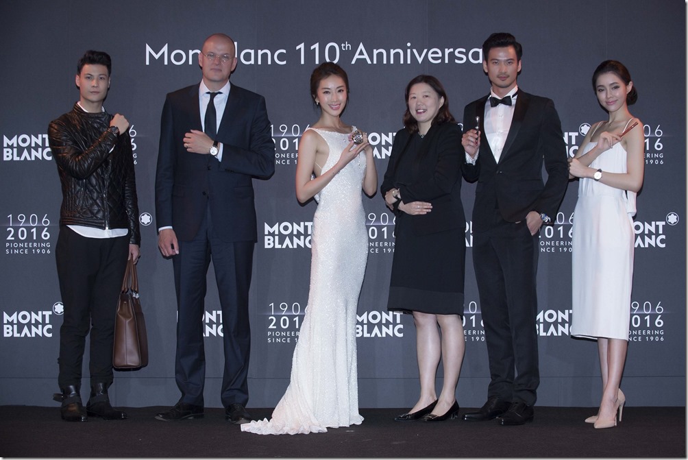 萬寶龍「Black & White Weeks」頂級傑作鑑賞會暨記者會盛大登場，(左二)萬寶龍市場部執行副總裁Jens Henning Koch、(中)活動嘉賓、(右三)萬寶龍台灣區總經理丁祖蓉與凱渥名模合影