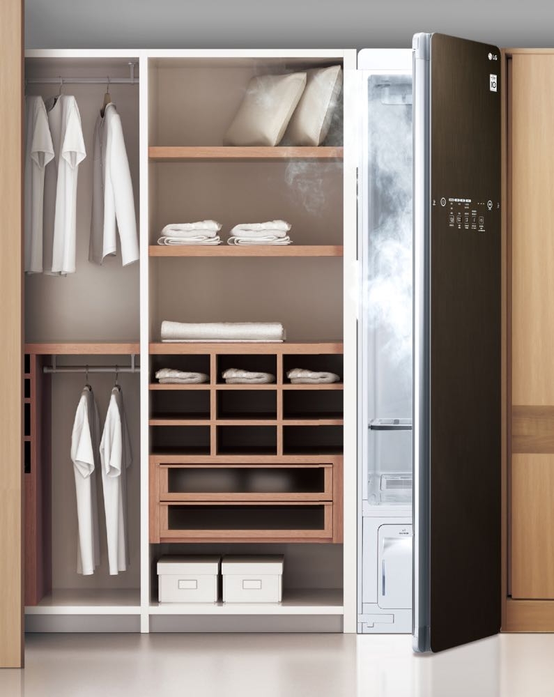 LG Styler智慧電子衣櫥，同時具有除臭、殺菌、除皺、烘乾四種功能，一鍵輕觸即可迅速進行殺菌除臭的服裝管理，成為家中最貼心的衣物管家。