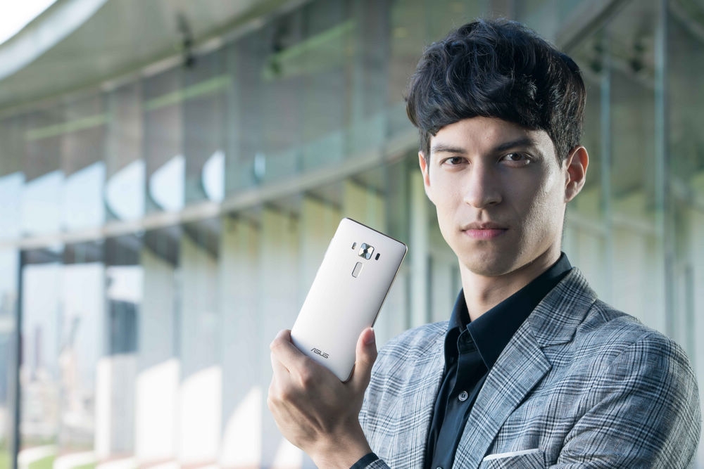 旗艦機ZenFone 3 Deluxe，隱藏式天線的全金屬機身設計，搭載業界最高階Qualcomm Snapdragon 821處理器及6GB RAM，將手機體驗提升至無可比擬的水準。 (1)