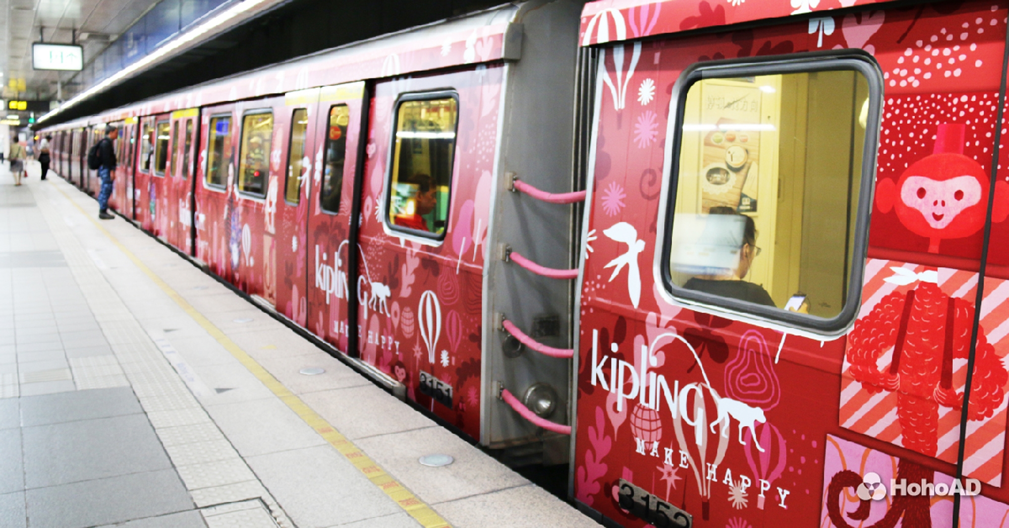 Kipling打造繽紛亮眼的彩繪列車，穿梭在台北板南線中。｜合和國際 HohoAD