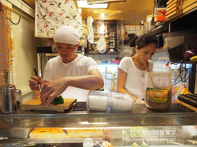 《台北中正區／捷運淡水信義線／東門站美食》魚バカ壽司屋＠位於東門市場裡的一坪立食壽司
