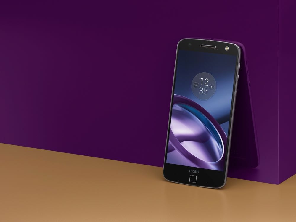 moto-z-leaning-1