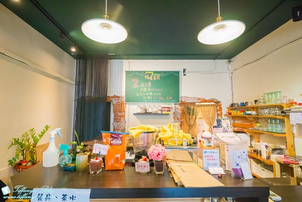 外觀看起來就像一般民宅 所以經過很容易會錯過 看起來很像60年代的老房子建築很有感覺~