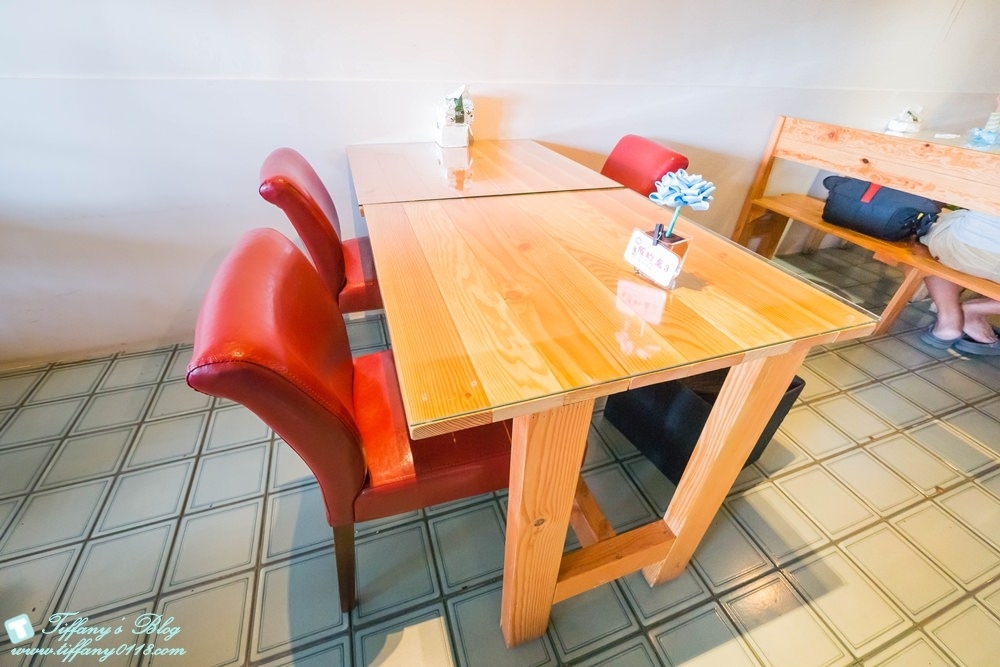 外觀看起來就像一般民宅 所以經過很容易會錯過 看起來很像60年代的老房子建築很有感覺~