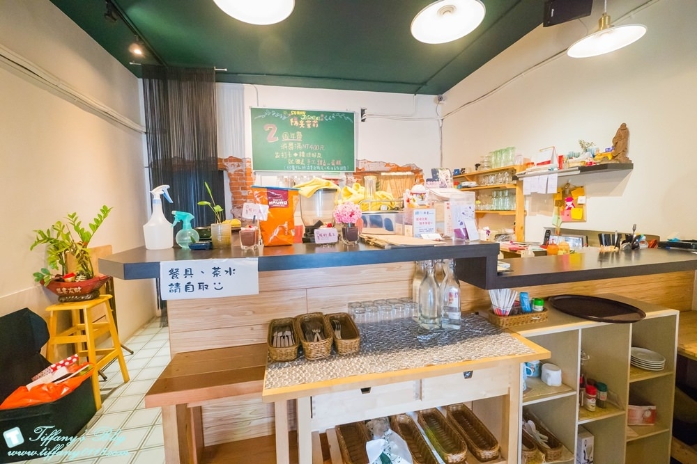 外觀看起來就像一般民宅 所以經過很容易會錯過 看起來很像60年代的老房子建築很有感覺~