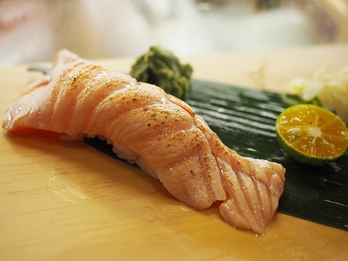 《台北中正區／捷運淡水信義線／東門站美食》魚バカ壽司屋＠位於東門市場裡的一坪立食壽司