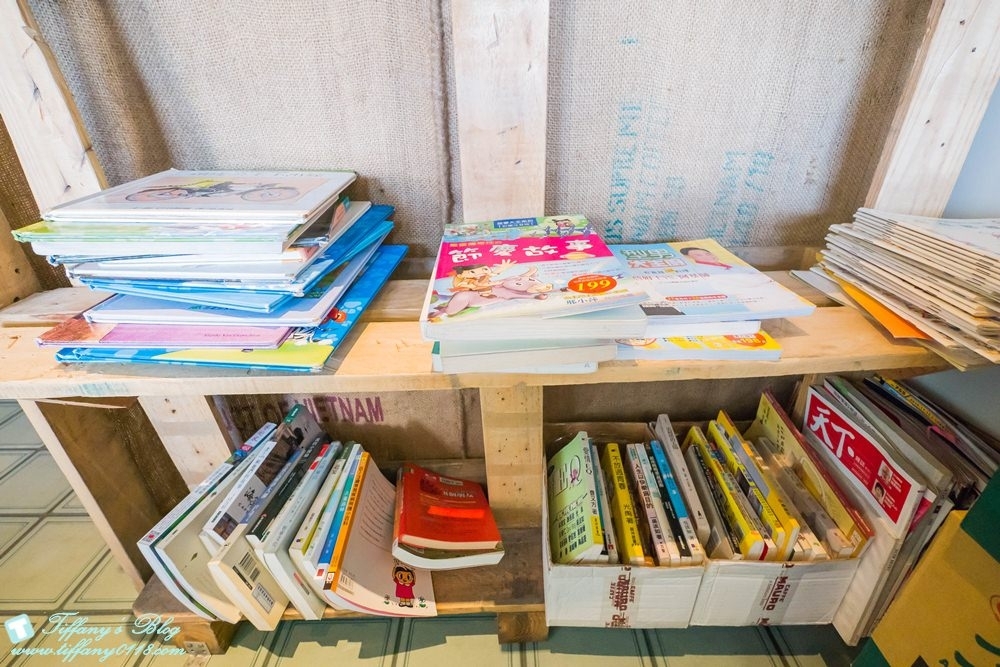 外觀看起來就像一般民宅 所以經過很容易會錯過 看起來很像60年代的老房子建築很有感覺~